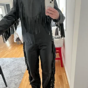 Trygg betalning Stl M Svart fransad skinnställ jacka och byxa
