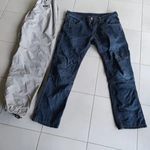 Två par Course MC Jeans med överdragsbyxor Begränsat erbjudande