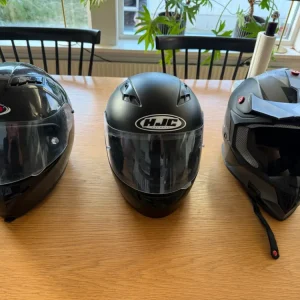 Trygg betalning Tre svarta moped / moppe hjälmar säljes