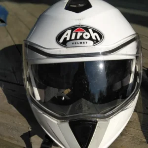 Airoh och Arai motorcykelhjälmar och 1 par Bikers handskar I lager