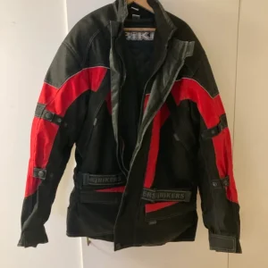 4Bike motorcykeljacka svart/röd storlek 58/60 Rabatt