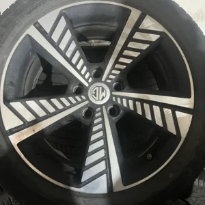 4st- MG Original 17” Fälgar med däck 215/50 R17 – Nära nyskick Utförsäljning