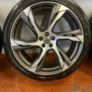 Volvo 22” fälg med fina sommardäck Rabatter