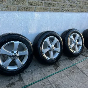 VW fälgar med däck Erbjudandepris